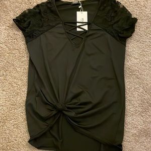 Lease sleeve black top